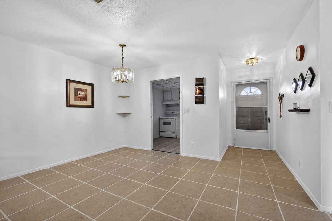 For Sale: $130,000 (2 beds, 1 baths, 829 Square Feet)