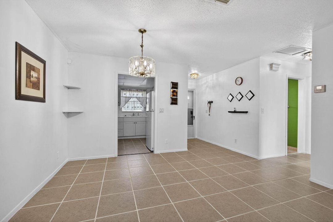 For Sale: $130,000 (2 beds, 1 baths, 829 Square Feet)