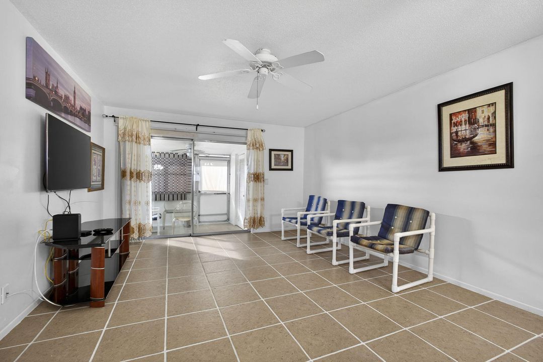 For Sale: $130,000 (2 beds, 1 baths, 829 Square Feet)