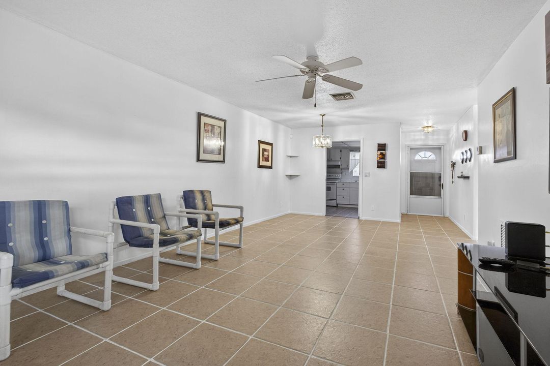 For Sale: $130,000 (2 beds, 1 baths, 829 Square Feet)