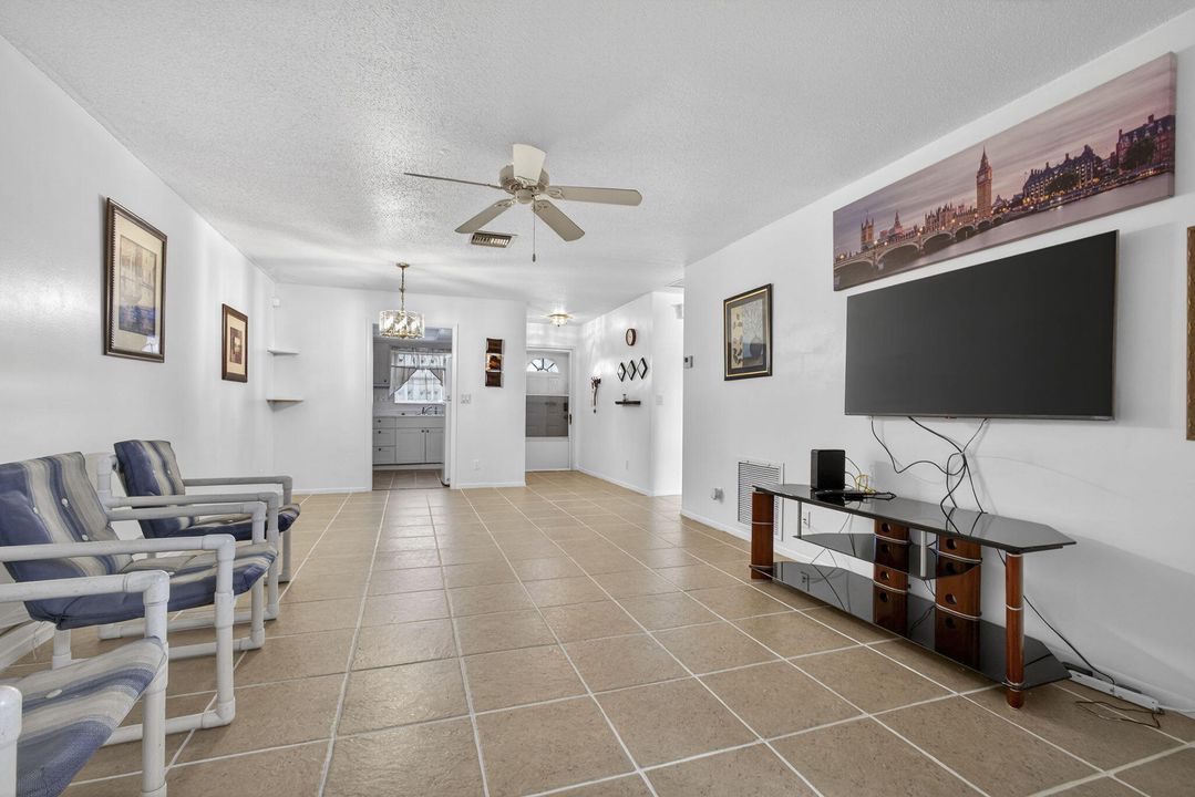 For Sale: $130,000 (2 beds, 1 baths, 829 Square Feet)