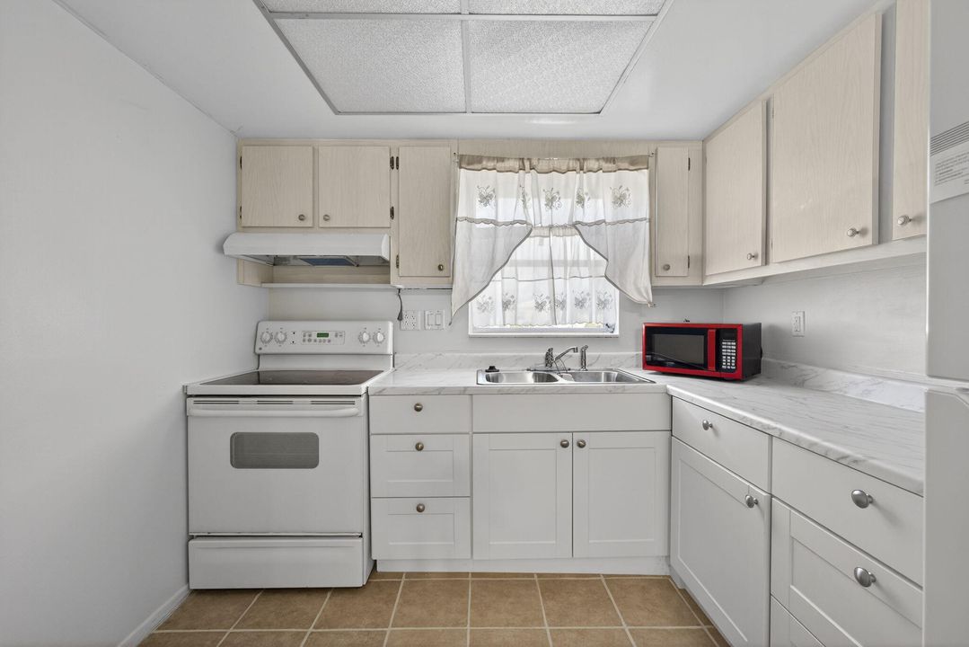 For Sale: $130,000 (2 beds, 1 baths, 829 Square Feet)