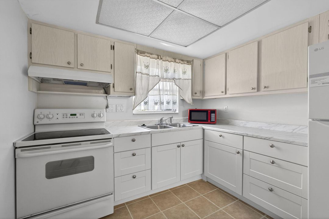 For Sale: $130,000 (2 beds, 1 baths, 829 Square Feet)