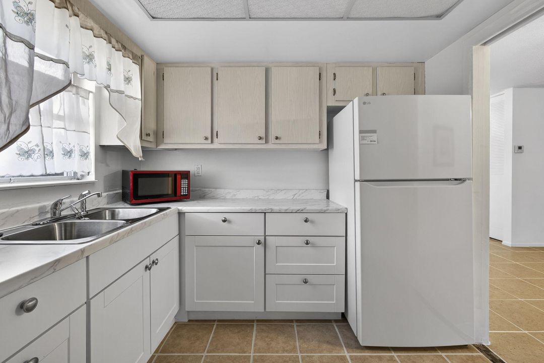 For Sale: $130,000 (2 beds, 1 baths, 829 Square Feet)