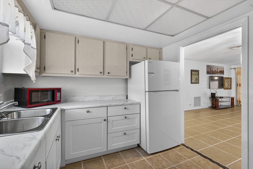 For Sale: $130,000 (2 beds, 1 baths, 829 Square Feet)