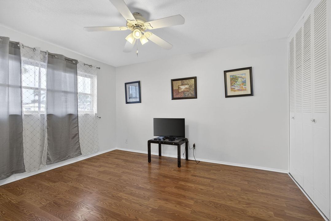 For Sale: $130,000 (2 beds, 1 baths, 829 Square Feet)