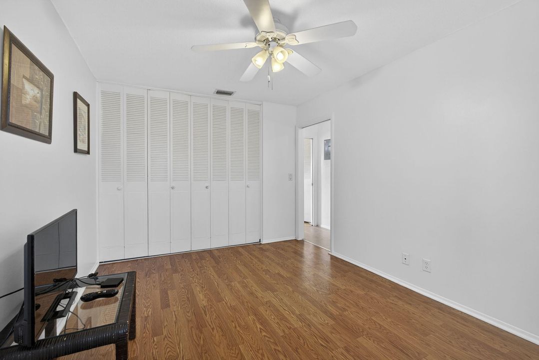 For Sale: $130,000 (2 beds, 1 baths, 829 Square Feet)