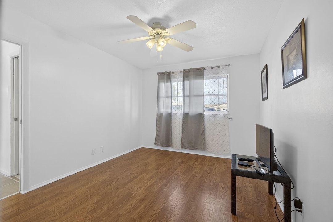 For Sale: $130,000 (2 beds, 1 baths, 829 Square Feet)