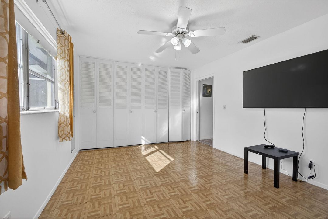 For Sale: $130,000 (2 beds, 1 baths, 829 Square Feet)