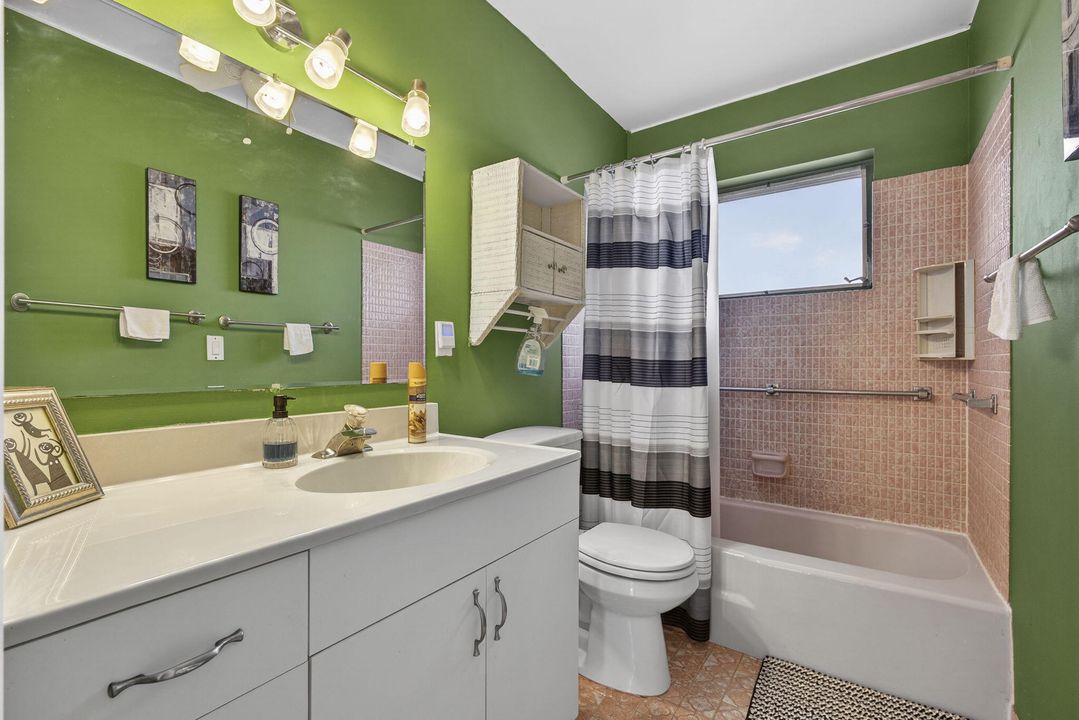 For Sale: $130,000 (2 beds, 1 baths, 829 Square Feet)