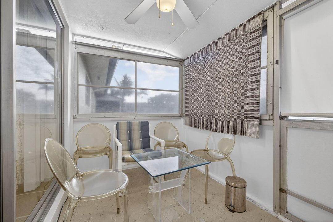 For Sale: $130,000 (2 beds, 1 baths, 829 Square Feet)