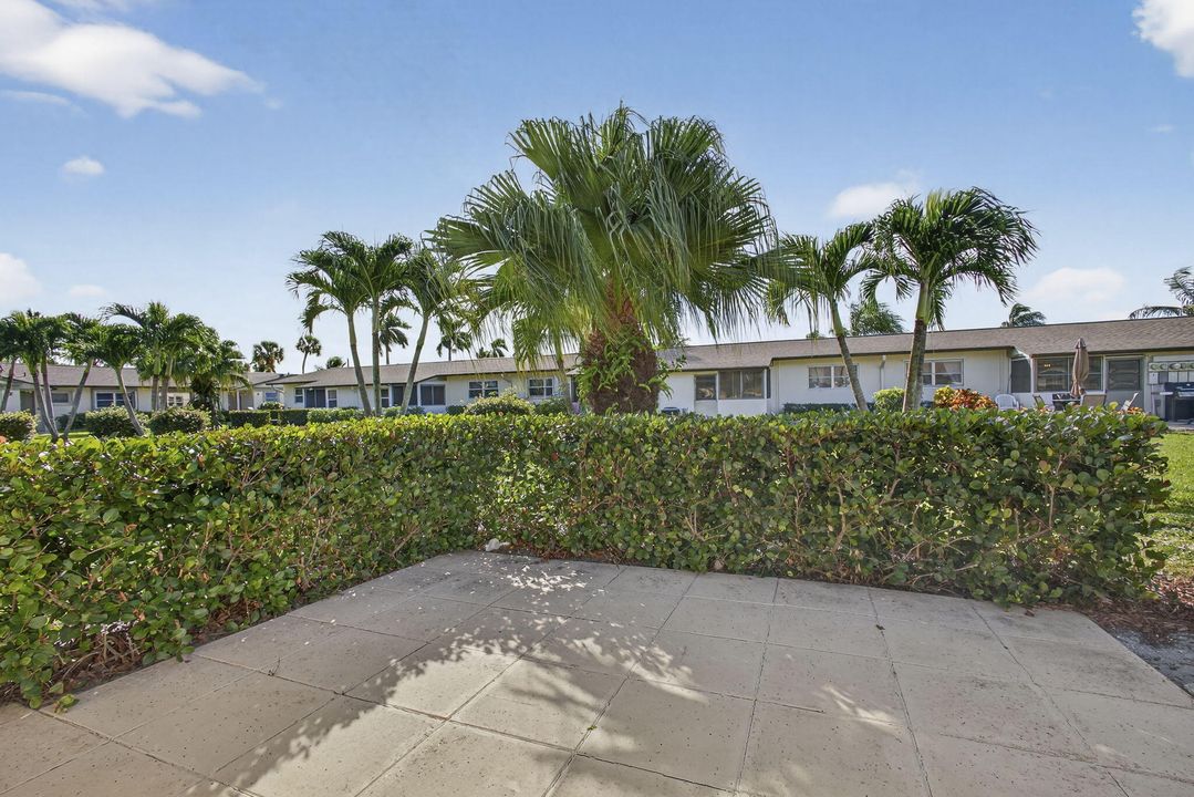 For Sale: $130,000 (2 beds, 1 baths, 829 Square Feet)