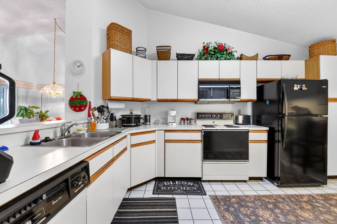 待售: $175,000 (2 贝兹, 2 浴室, 1231 平方英尺)