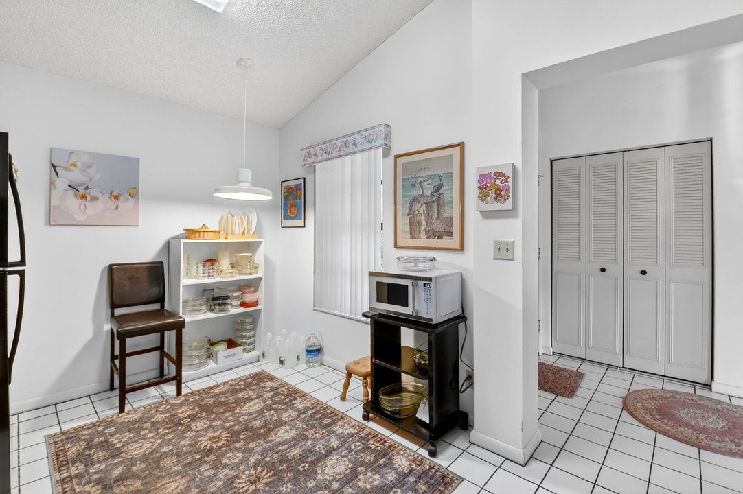 待售: $175,000 (2 贝兹, 2 浴室, 1231 平方英尺)