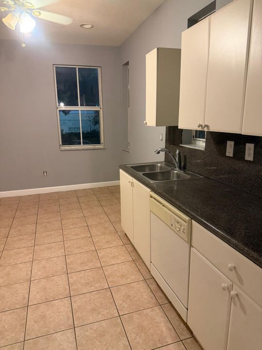 En Renta: $2,800 (4 camas, 3 baños, 1988 Pies cuadrados)