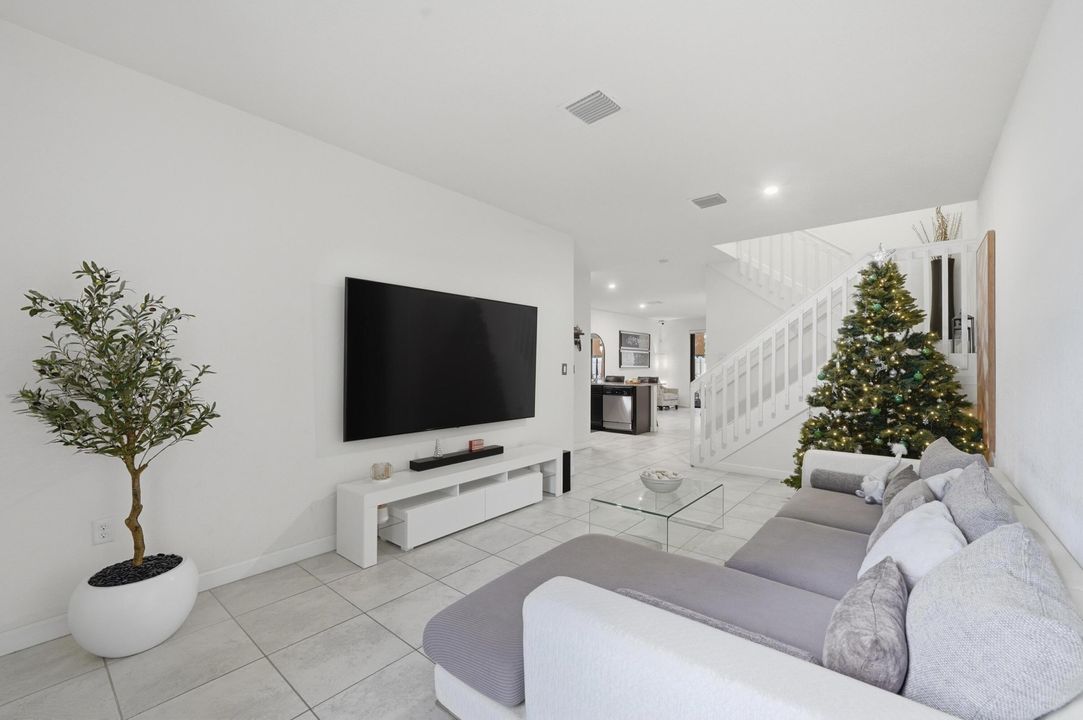 For Sale: $615,000 (4 beds, 3 baths, 1959 Square Feet)