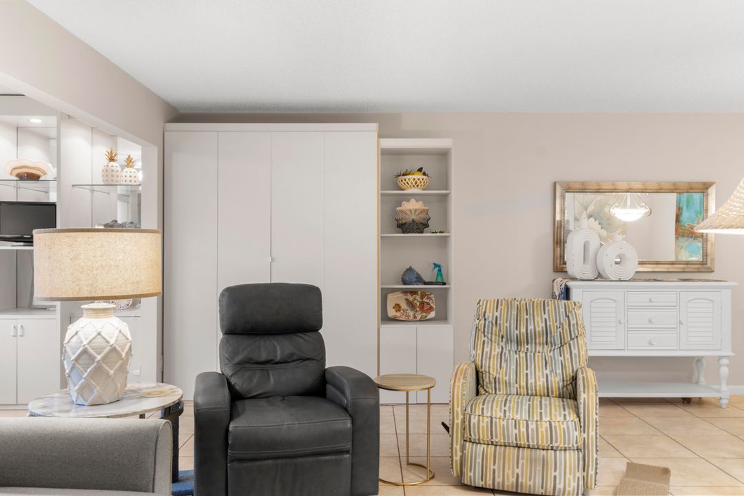 合同活跃: $112,500 (1 贝兹, 1 浴室, 880 平方英尺)