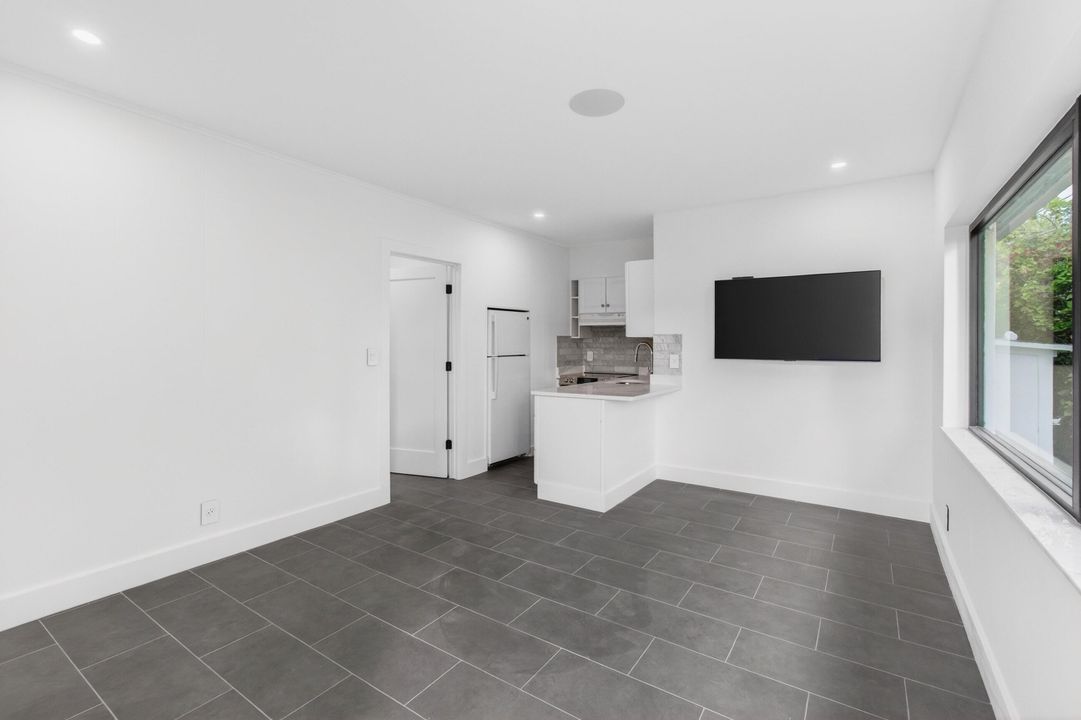 For Rent: $2,200 (1 beds, 1 baths, 480 Square Feet)