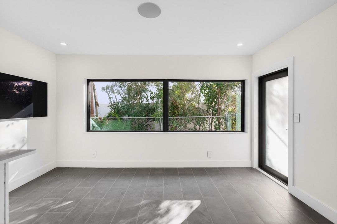 For Rent: $2,200 (1 beds, 1 baths, 480 Square Feet)