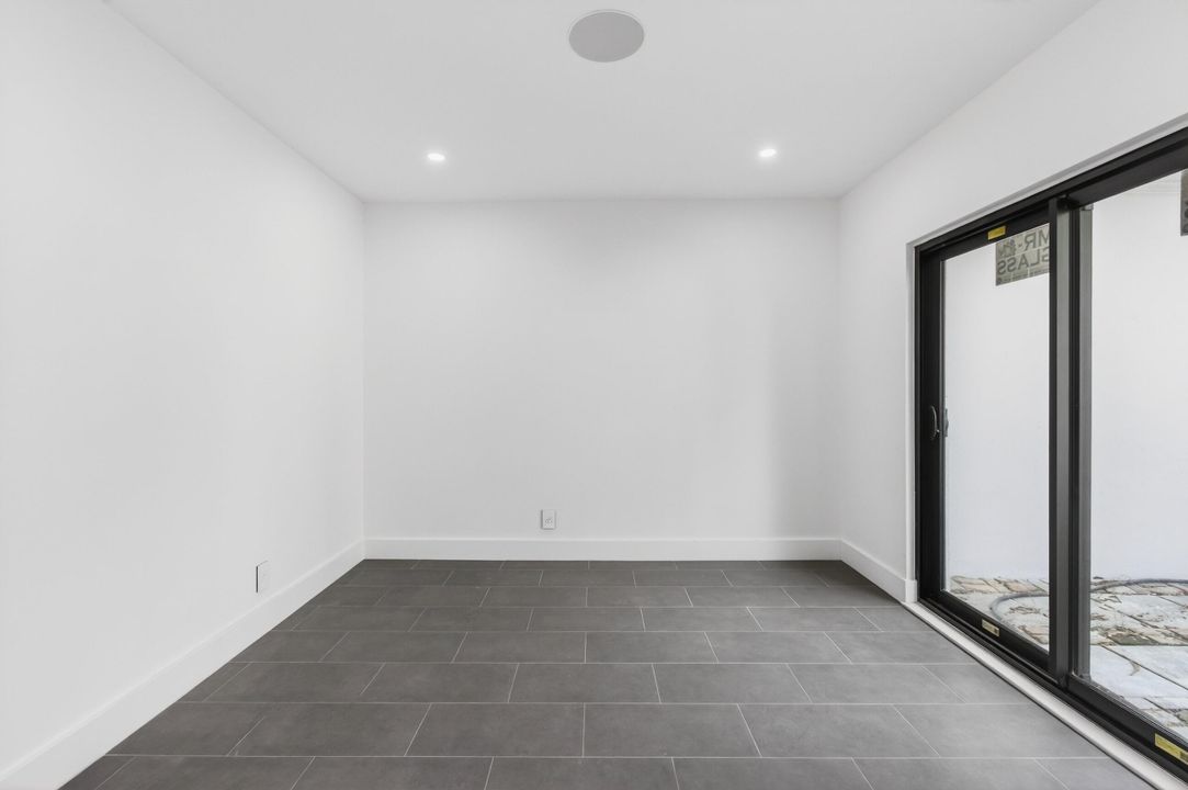 For Rent: $2,200 (1 beds, 1 baths, 480 Square Feet)