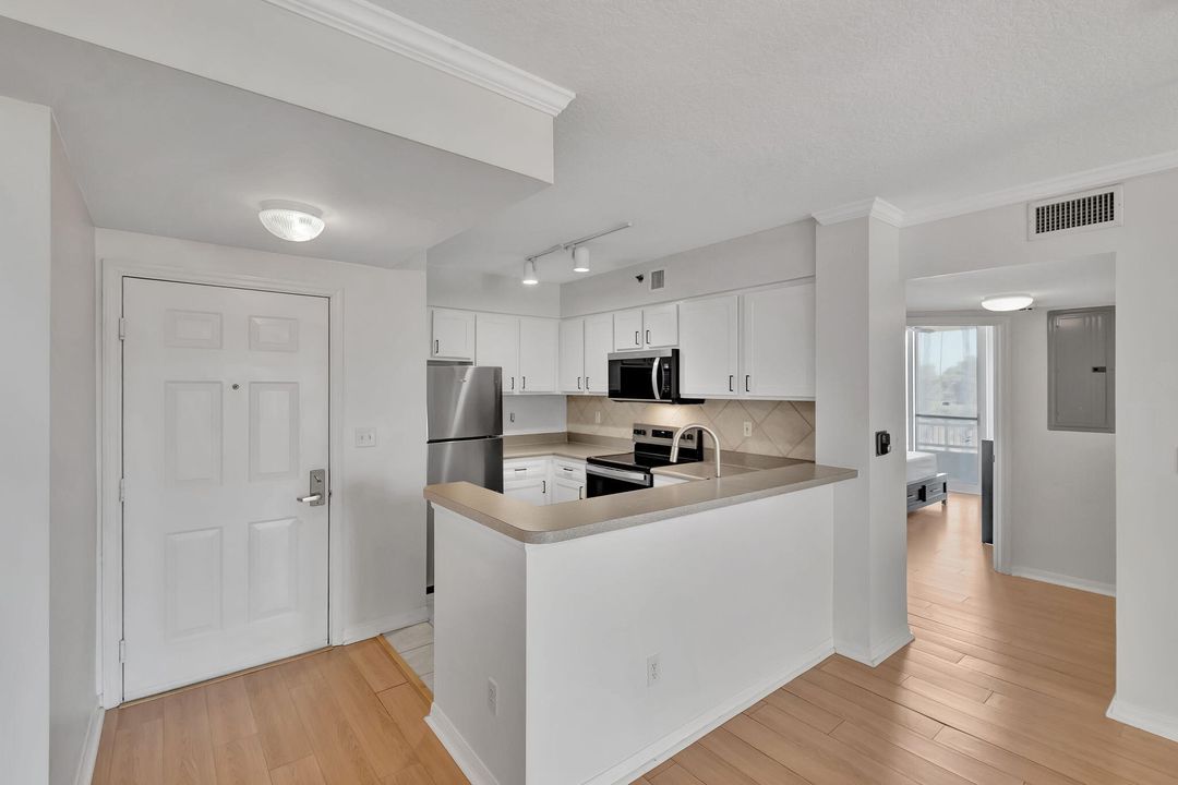 For Rent: $3,000 (2 beds, 2 baths, 1072 Square Feet)