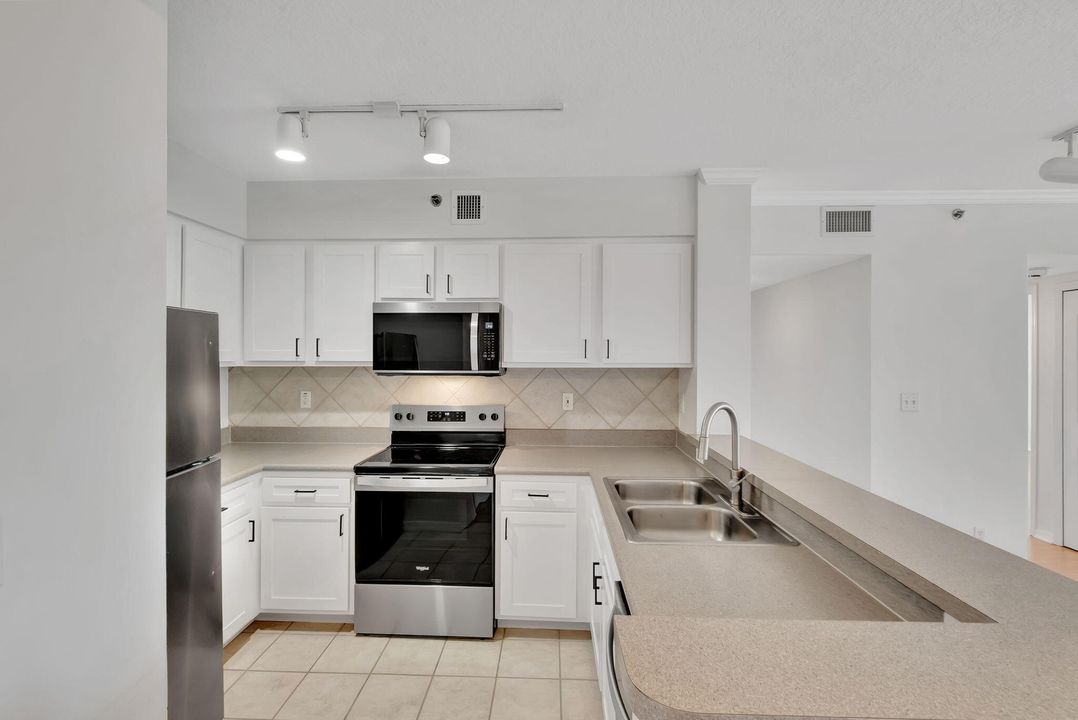 For Rent: $3,000 (2 beds, 2 baths, 1072 Square Feet)