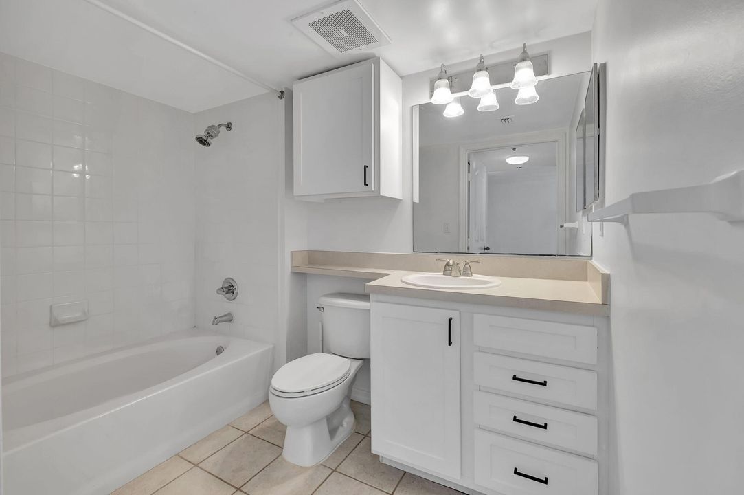 For Rent: $3,000 (2 beds, 2 baths, 1072 Square Feet)