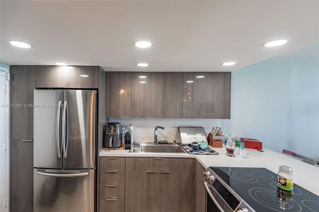 For Sale: $459,800 (1 beds, 1 baths, 832 Square Feet)