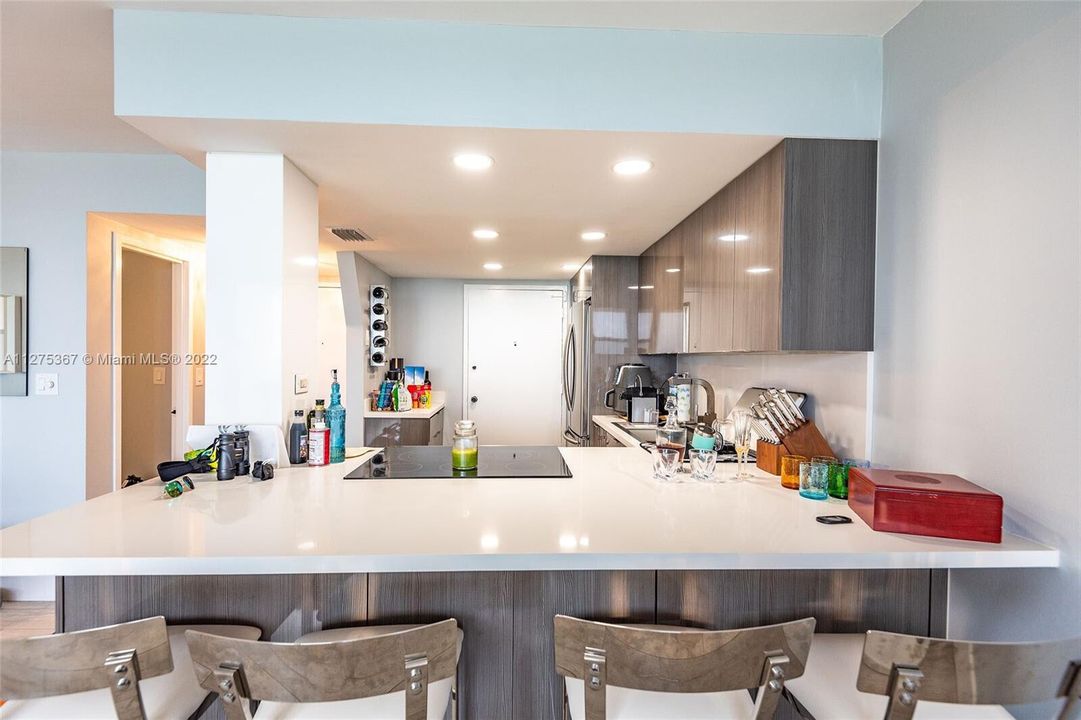 For Sale: $459,800 (1 beds, 1 baths, 832 Square Feet)