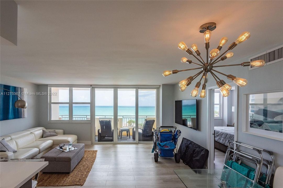 For Sale: $459,800 (1 beds, 1 baths, 832 Square Feet)