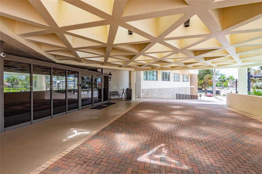 For Sale: $459,800 (1 beds, 1 baths, 832 Square Feet)