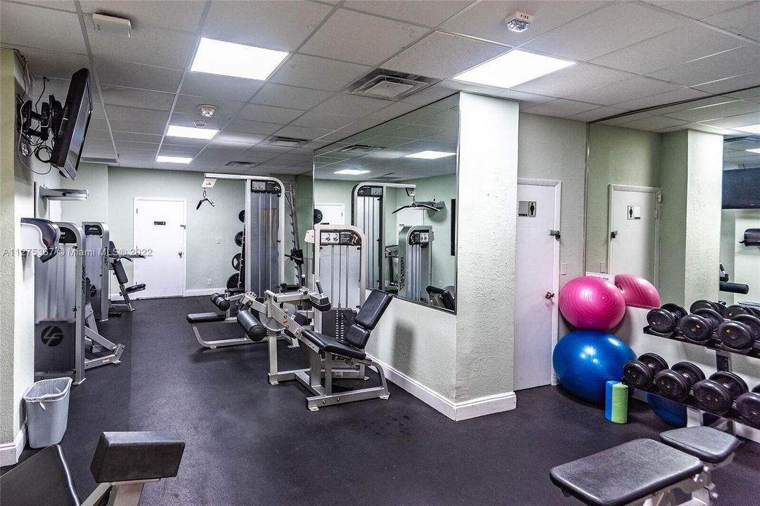 For Sale: $459,800 (1 beds, 1 baths, 832 Square Feet)