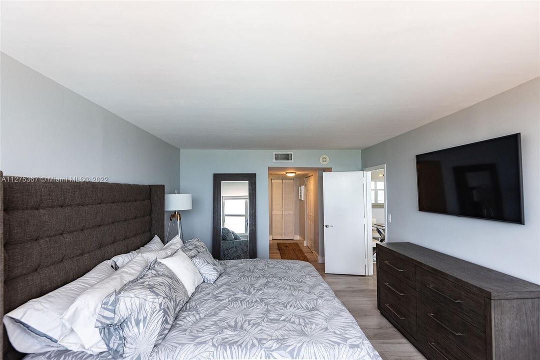For Sale: $459,800 (1 beds, 1 baths, 832 Square Feet)