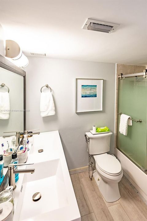 For Sale: $459,800 (1 beds, 1 baths, 832 Square Feet)