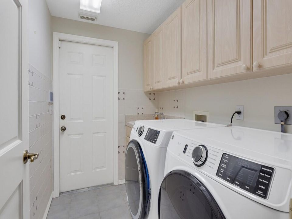 For Sale: $449,000 (3 beds, 2 baths, 2546 Square Feet)