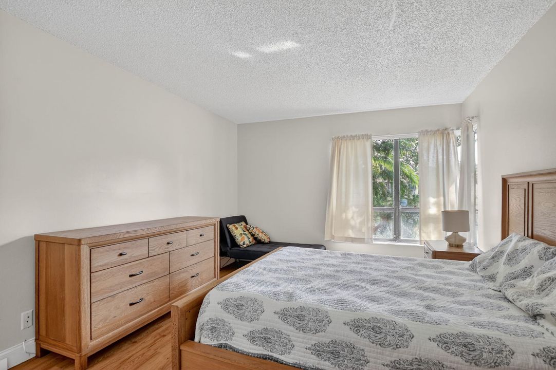 En Venta: $249,000 (2 camas, 2 baños, 1200 Pies cuadrados)