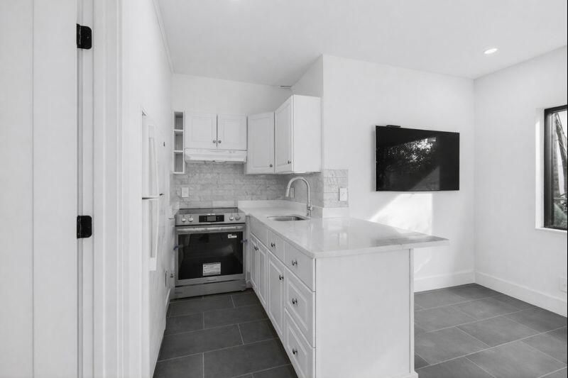 For Rent: $2,200 (1 beds, 1 baths, 480 Square Feet)