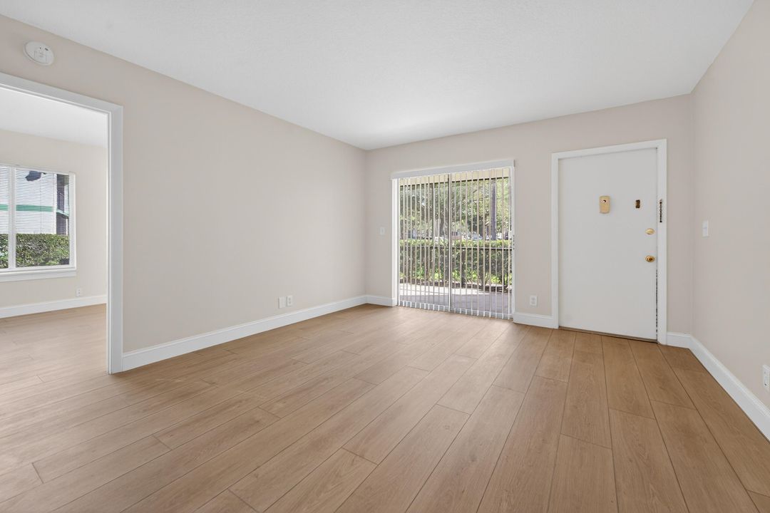 For Sale: $279,000 (2 beds, 2 baths, 860 Square Feet)