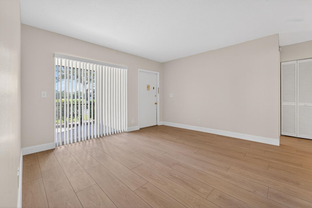 For Sale: $279,000 (2 beds, 2 baths, 860 Square Feet)