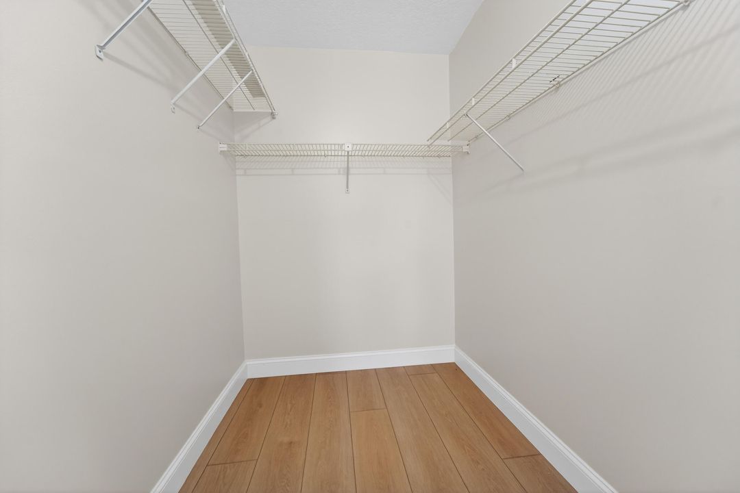 For Sale: $279,000 (2 beds, 2 baths, 860 Square Feet)