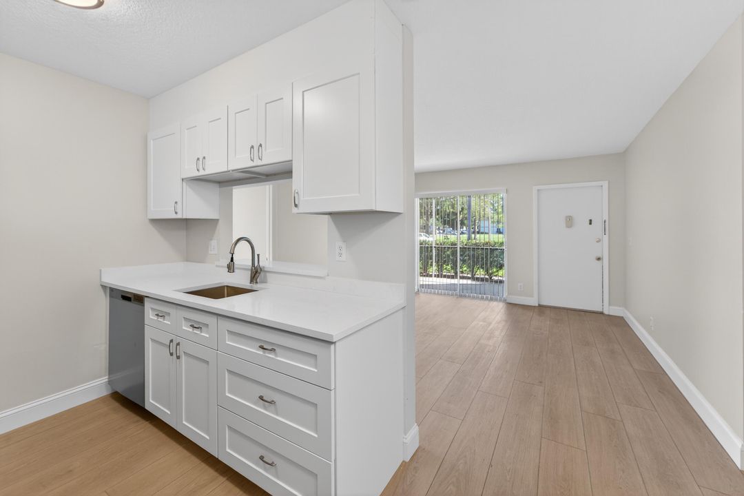 For Sale: $279,000 (2 beds, 2 baths, 860 Square Feet)