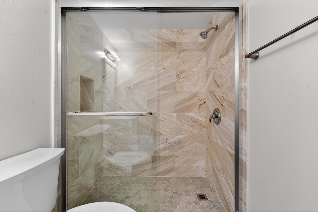 For Sale: $279,000 (2 beds, 2 baths, 860 Square Feet)