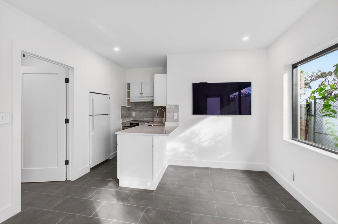 For Rent: $2,200 (1 beds, 1 baths, 480 Square Feet)