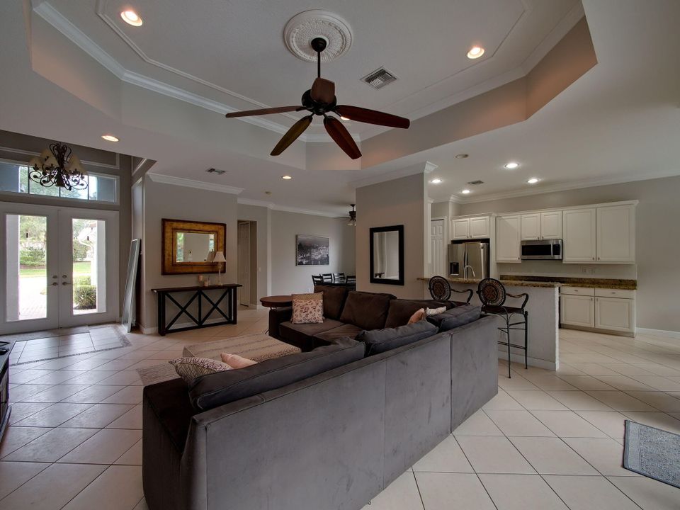 En Venta: $429,000 (2 camas, 2 baños, 2010 Pies cuadrados)