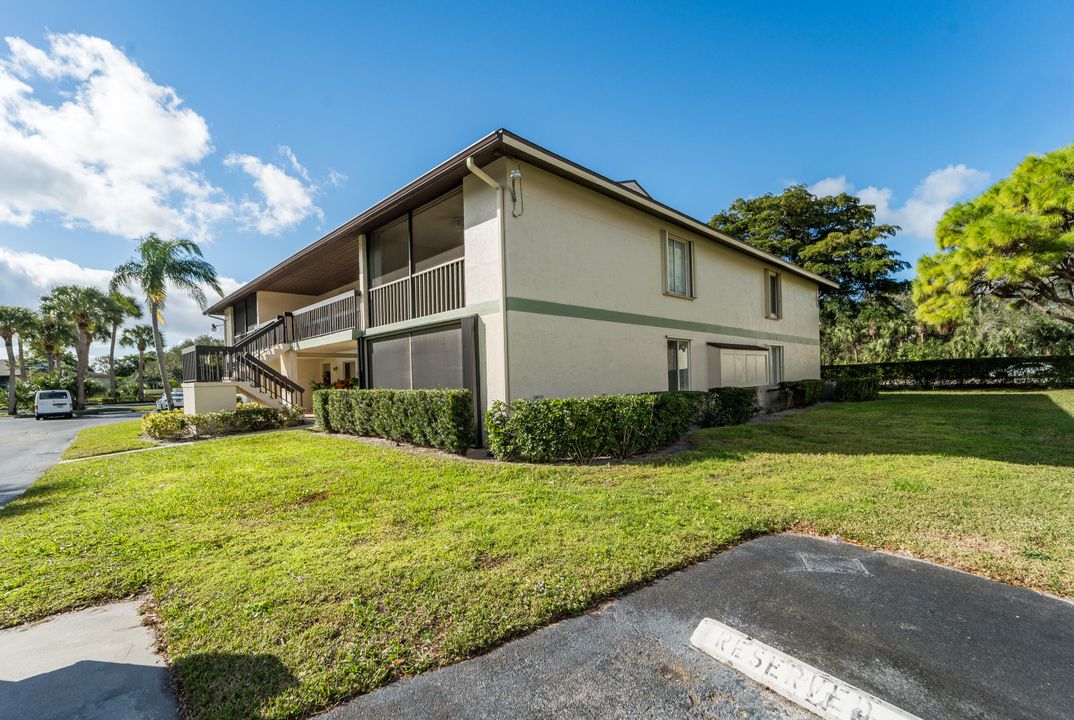 For Sale: $279,000 (2 beds, 2 baths, 860 Square Feet)