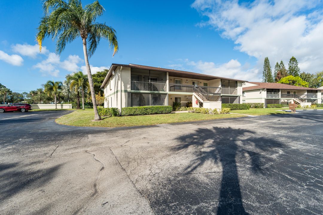 For Sale: $279,000 (2 beds, 2 baths, 860 Square Feet)