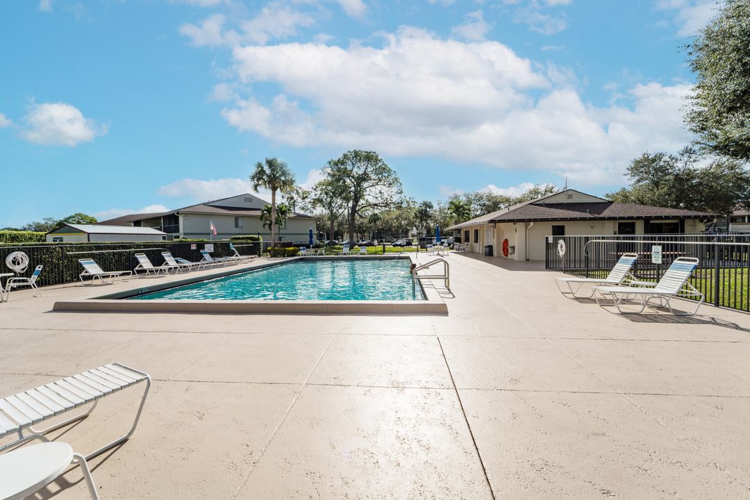 For Sale: $279,000 (2 beds, 2 baths, 860 Square Feet)