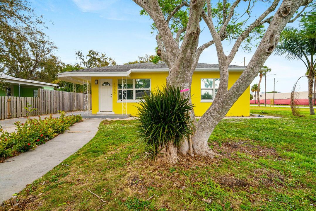 For Rent: $2,350 (2 beds, 1 baths, 1242 Square Feet)