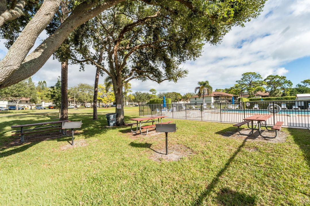 For Sale: $279,000 (2 beds, 2 baths, 860 Square Feet)