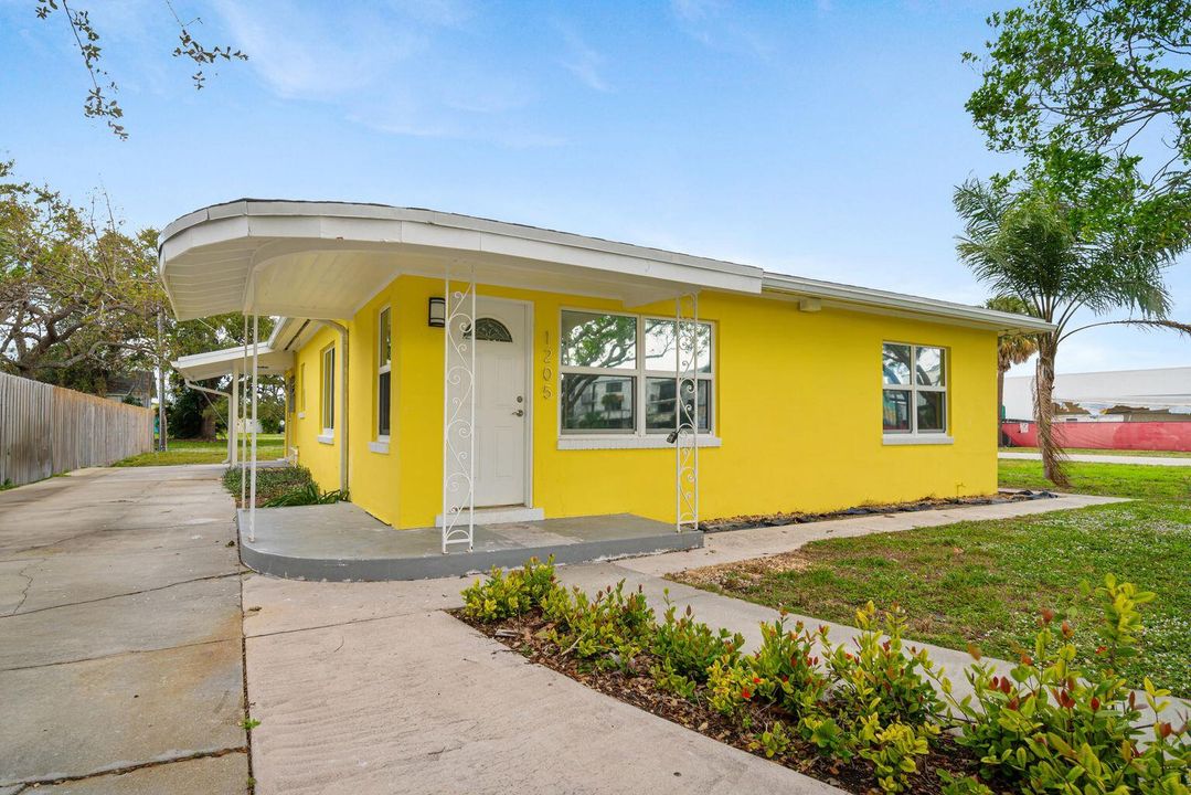 For Rent: $2,350 (2 beds, 1 baths, 1242 Square Feet)